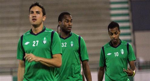 الأهلي يواصل استعداداته للطائي.. وشد عضلي يبعد المطيري عن الفريق